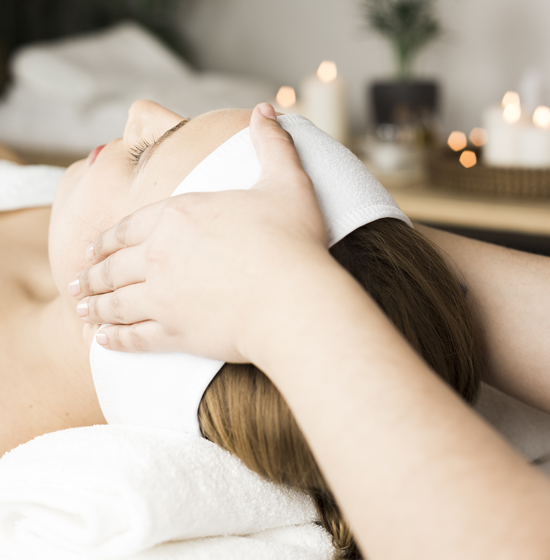 visage en train de se faire massé